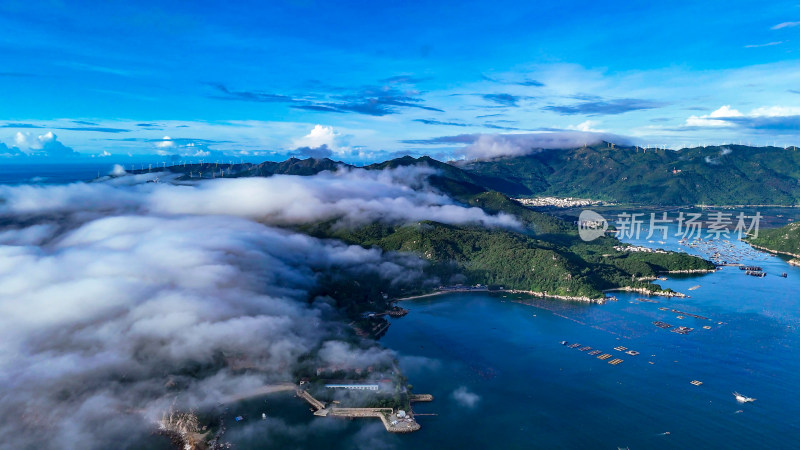 广东汕头南澳岛海上岛屿清晨云海航拍图