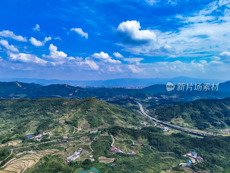 南方丘陵山川农田航拍图