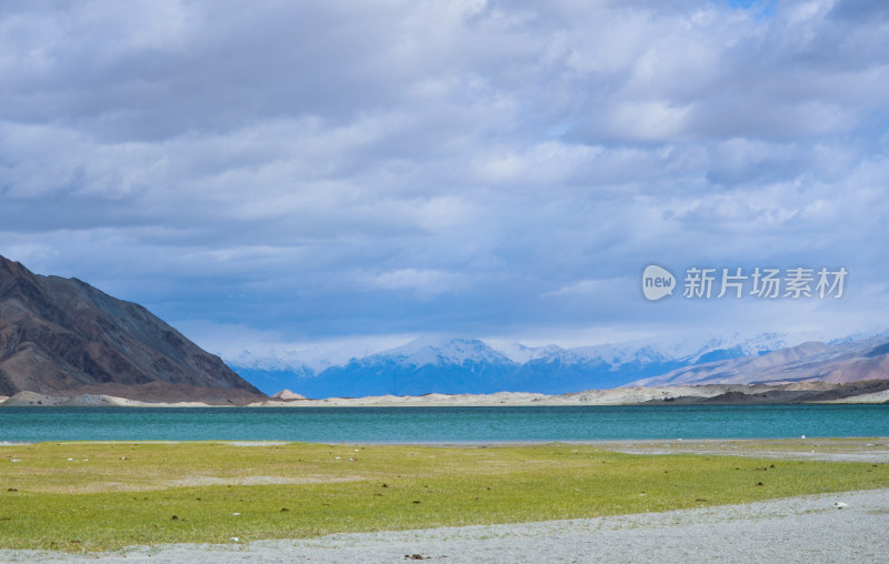 新疆克州卡拉库里湖畔草原雪山自然风光