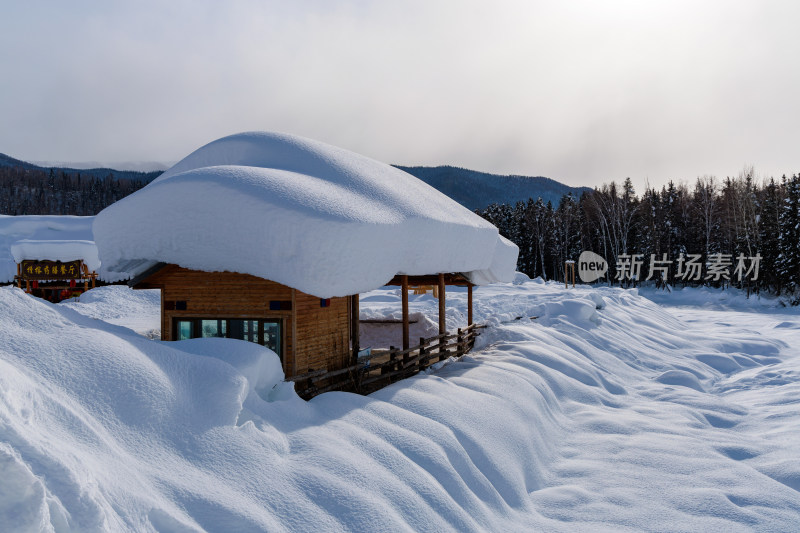 中国新疆阿勒泰禾木冬季雪景白雪覆盖禾木村