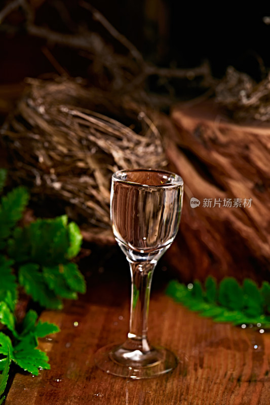 木板上摆放的酒具倒入清澈的白酒激起酒花