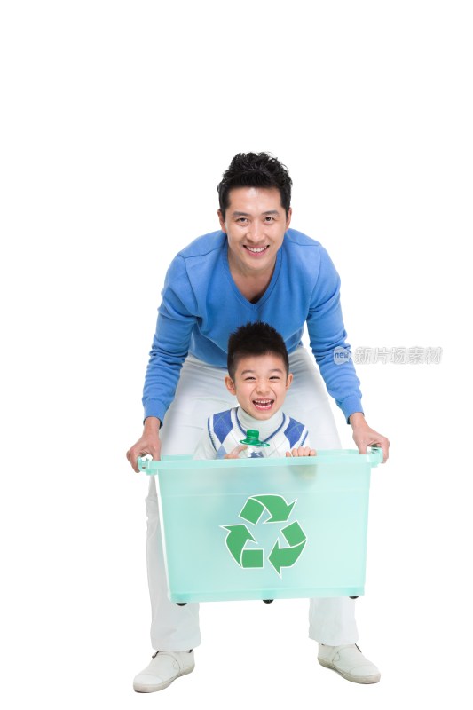 回收空塑料瓶子的环保父子
