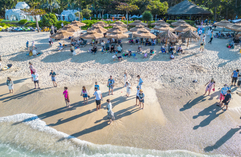 航拍海南三亚白沙滩上旅游度假的游客