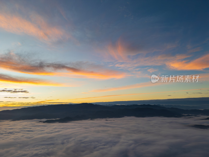 航拍云海之上的壮丽日出景象