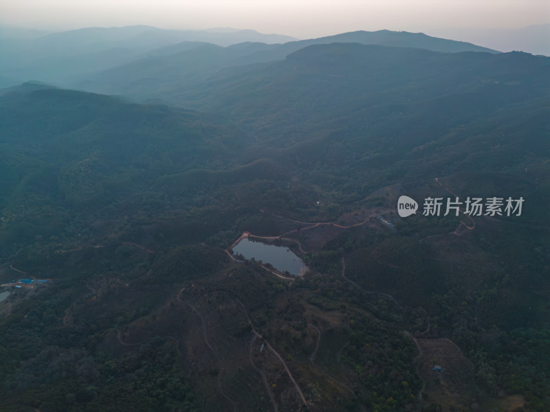 航拍黄昏时分郊外的山脉自然风光