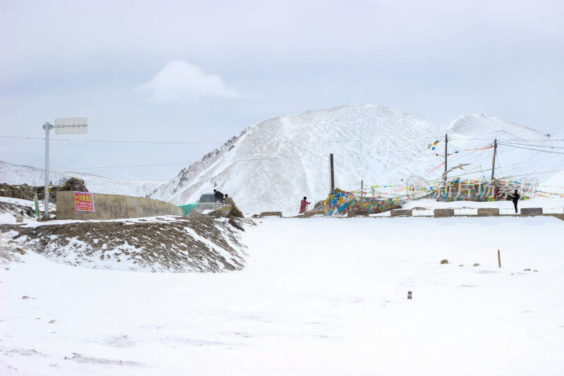 川藏线上的山脉雪景道路