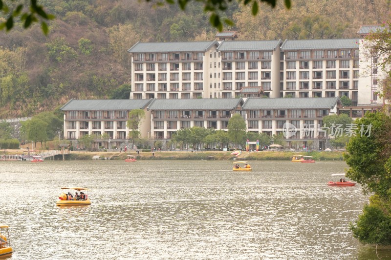 阴天的湖泊山水风景