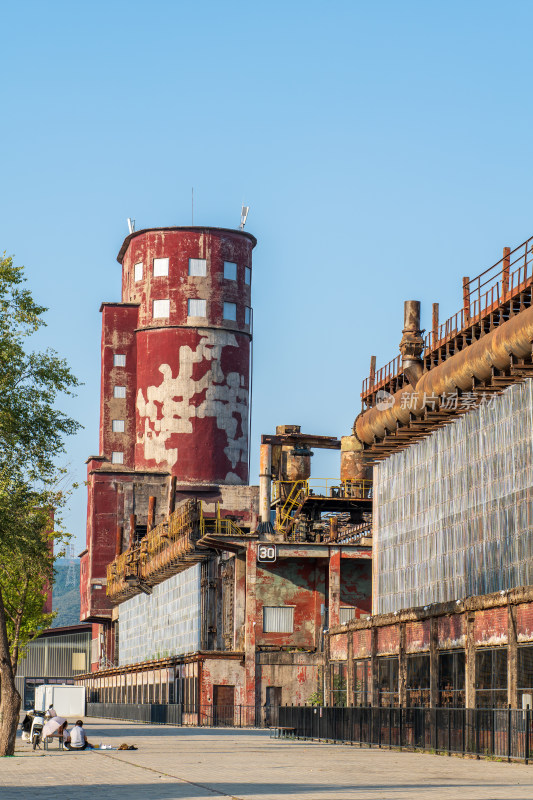 首钢园废弃工厂建筑外观景象