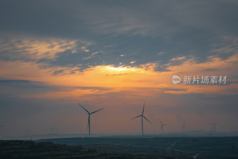 山顶风力发电站日出时分