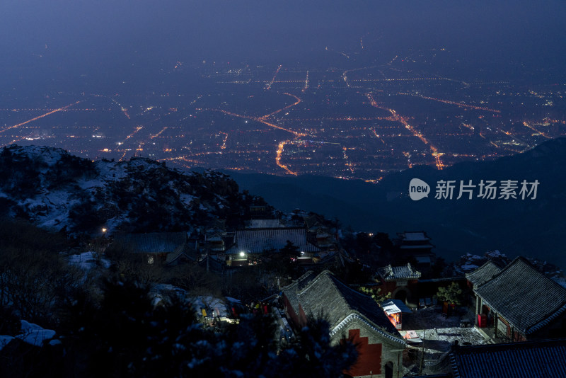 泰山晨曦，日出霞光洒满山