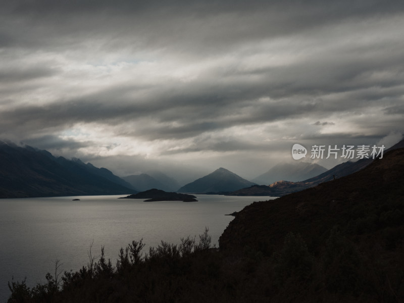 新西兰山顶远眺湖景 最高峰