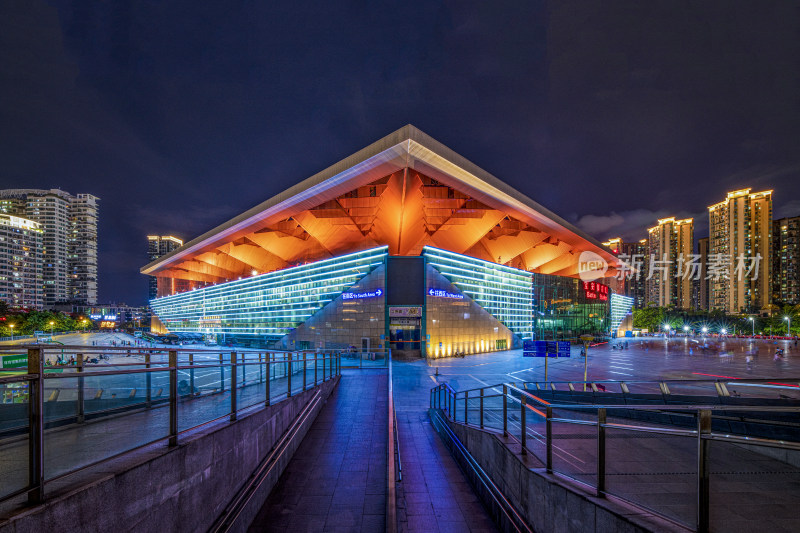 夜晚城市大型建筑全景