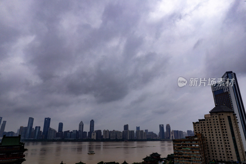 南方城市雨季乌云航拍图