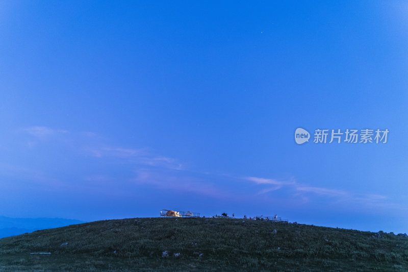 夜幕下的山顶露营地