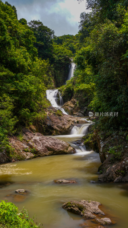 航拍深圳马峦山坪山碧岭瀑布群风景