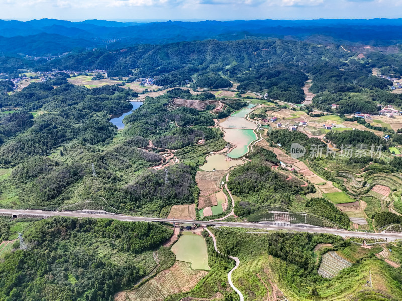 南方丘陵山川农田航拍图