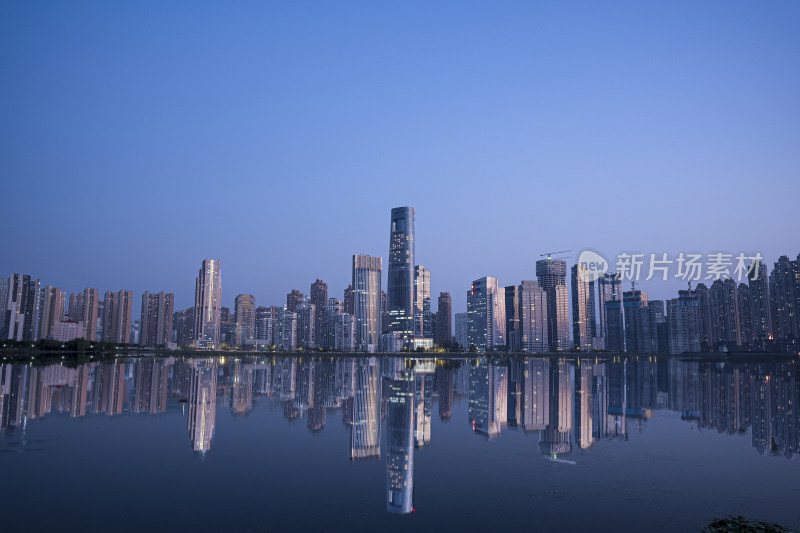 武汉绿地中心夜景