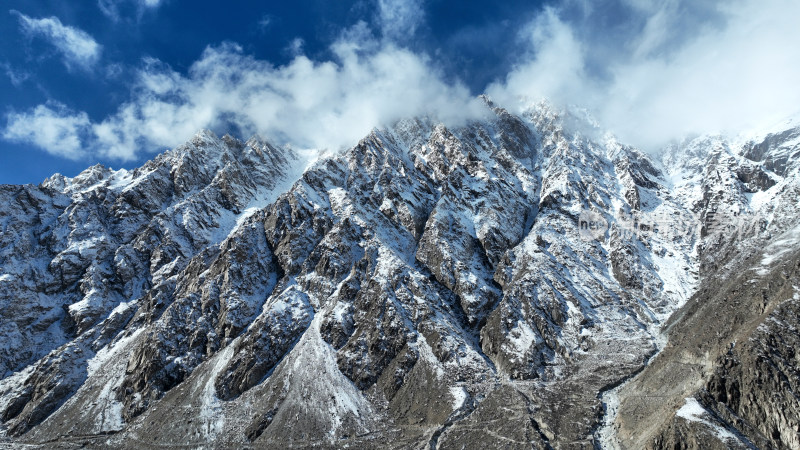 冬季雪山高峰背景高清摄影图片