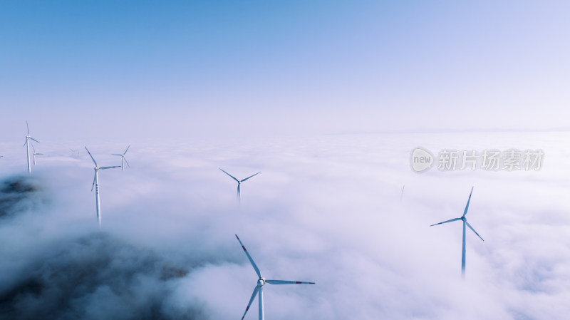 日出时分桂林高山间的云海和风力发电风车