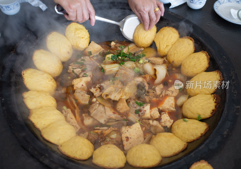 铁锅炖贴饼子