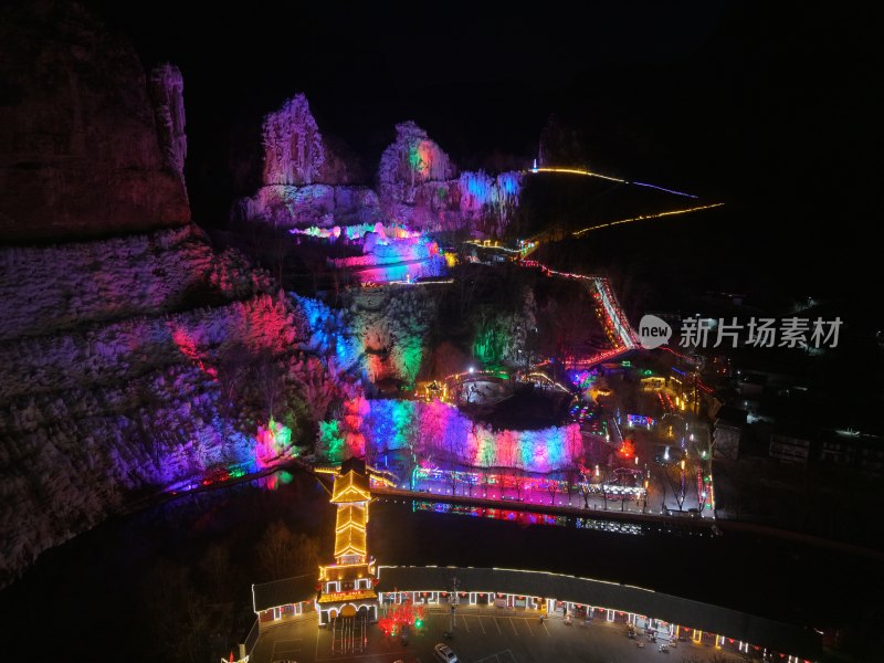 夜间灯光璀璨的多彩山地景区