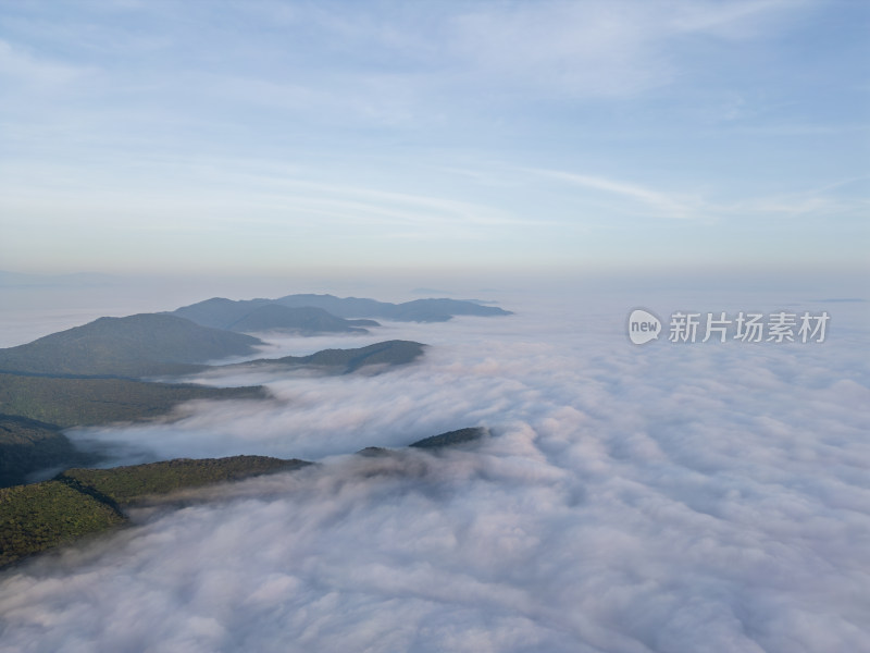 航拍云海之上的山峦