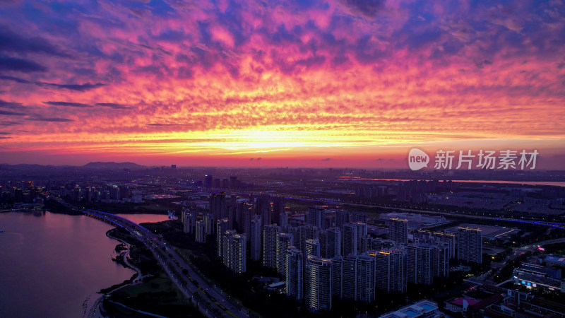 江苏苏州城市日落晚霞火烧云航拍图