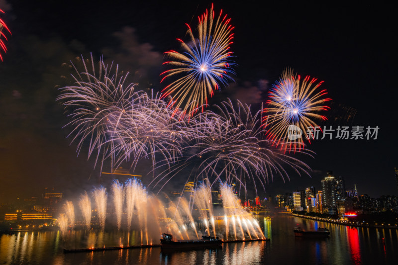 广州2025白鹅潭水上绽放的绚丽多彩烟花夜景