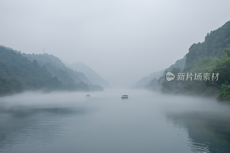 湖南郴州小东江晨雾小船薄雾笼罩下宁静之美