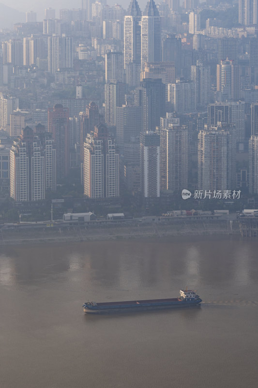 长焦视角下的重庆涪陵城市建筑与长江货轮