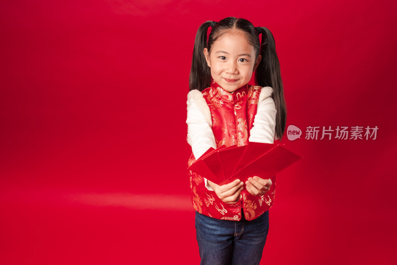 红色背景前拿着多个红包的中国女孩