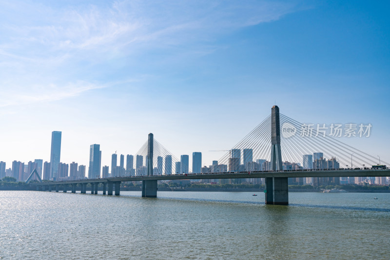 湖南金融中心建筑群背景下的湘江银盆岭大桥