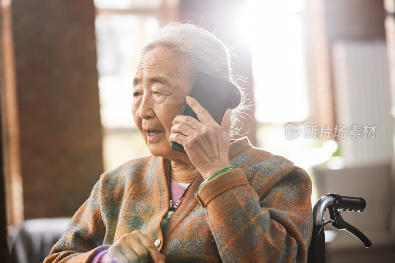 老年人用手机打电话