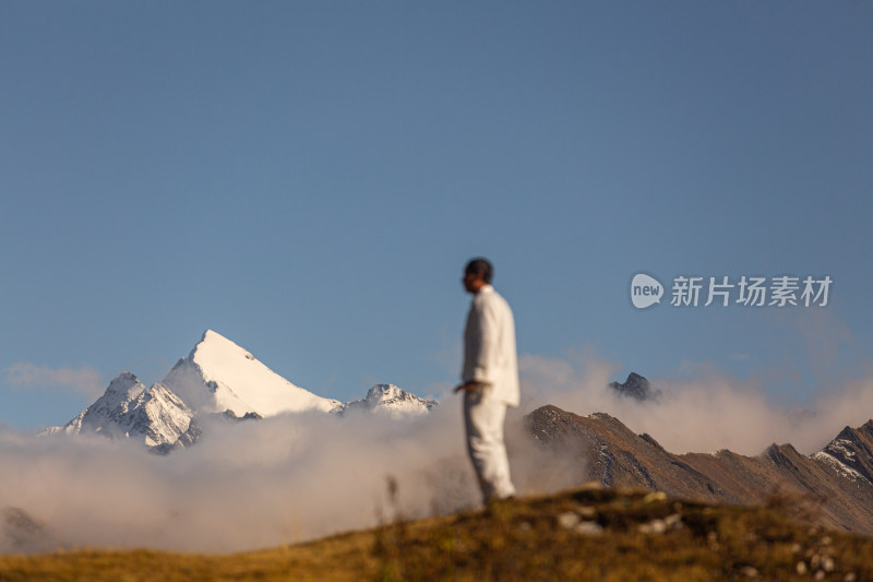 蓝天白云山峰云雾太极拳