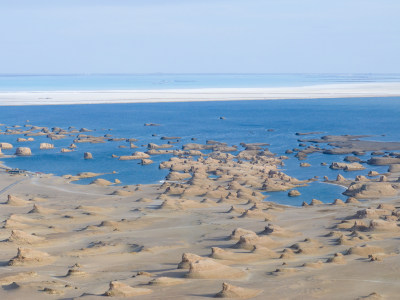 航拍青海乌素特水上雅丹风景