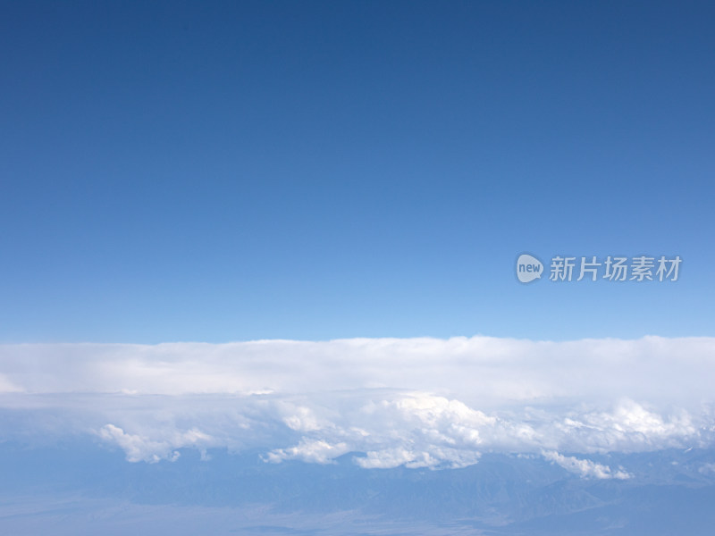 航拍视角下的蓝天白云背景图