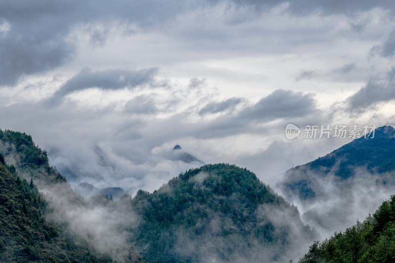 贵州沿河：雨雾乡村秋意浓