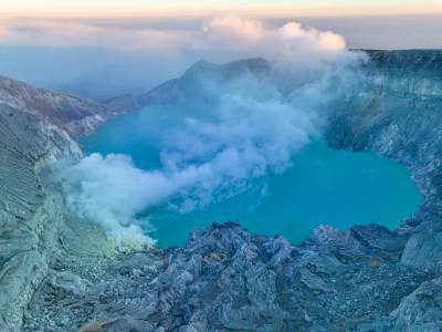 日出下的印尼伊真火山