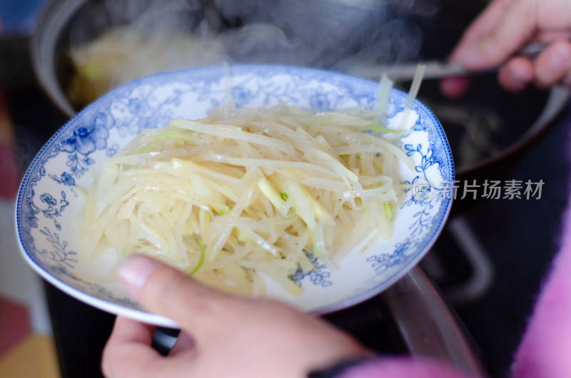 刚出锅一份炒土豆