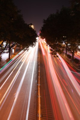 夜晚街道流光溢彩的车轨景象