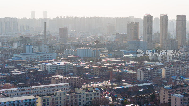 城市中高楼与低矮建筑交错的景象