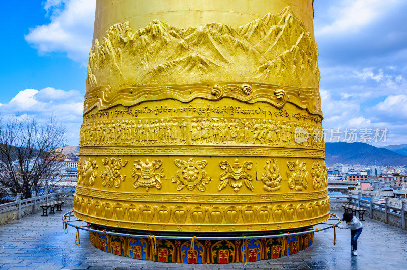 云南迪庆香格里拉龟山公园大型黄金色转经筒