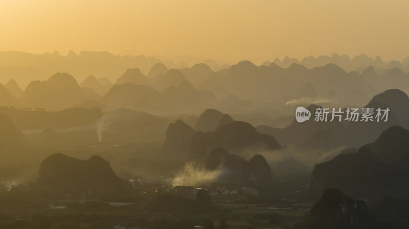 鸟瞰日落时分的桂林山景