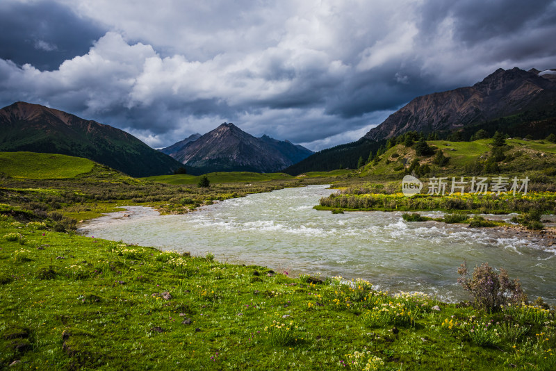 川西高原山谷河流自然风景