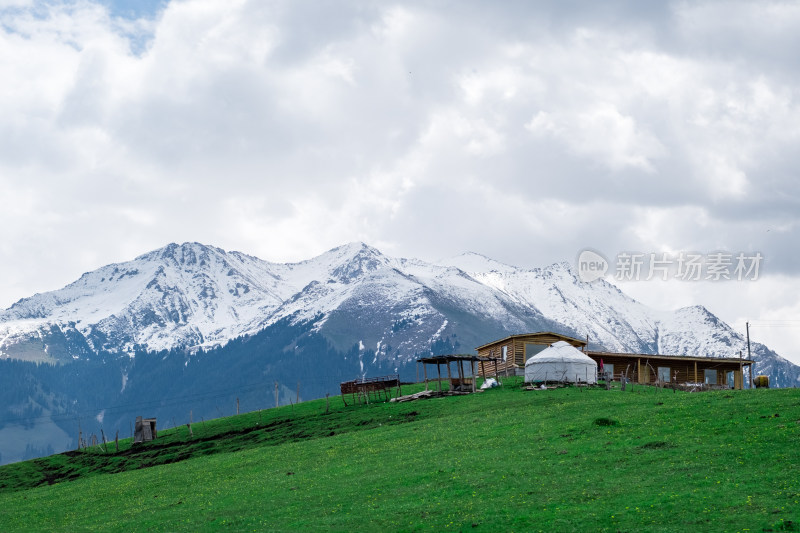 新疆琼库什台雪山下草原上的游牧聚落