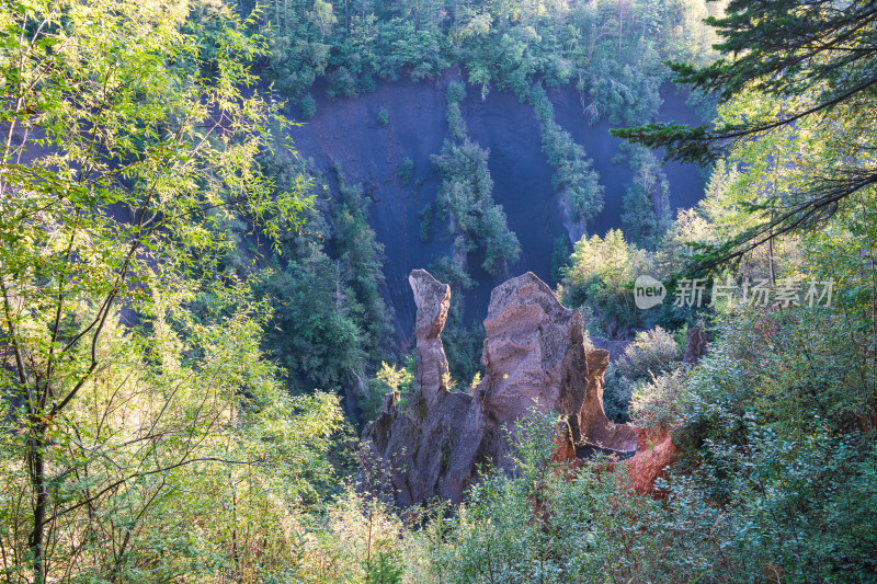 长白山大峡谷景区内的怪石