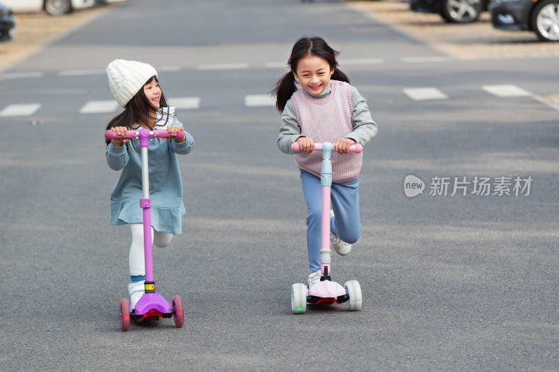 快乐的小女孩在户外玩滑板车