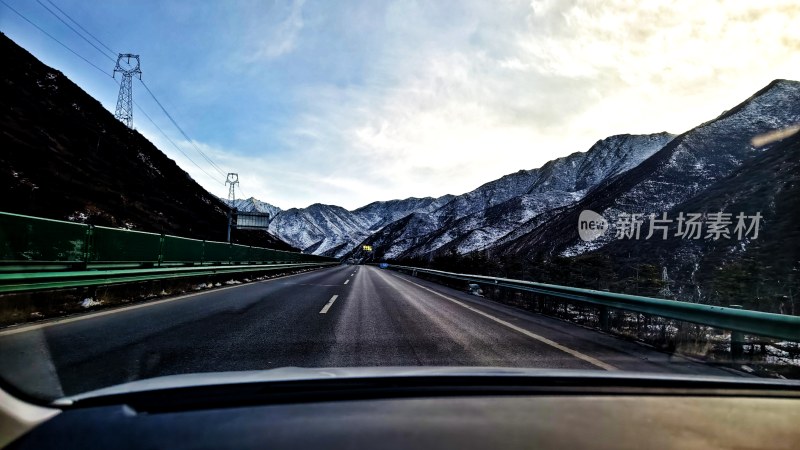 雪山间的公路