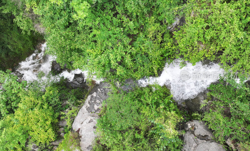 山东枣庄山亭区群山之中的飞瀑流泉美景