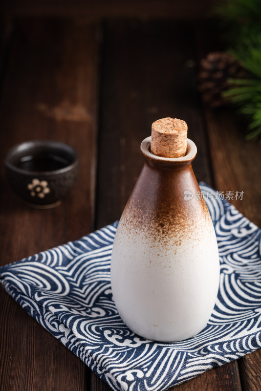 静物美食一壶日本烧酒